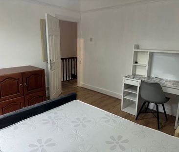 4 Bed Detached House, Faircross Avenue, IG11 - Photo 5