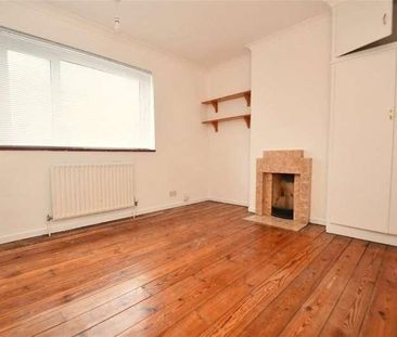 Bedroom Semi-detached House In Farnborough, GU14 - Photo 4