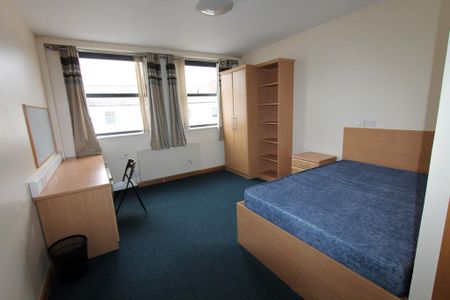 9 bedroom flat to rent - Photo 3