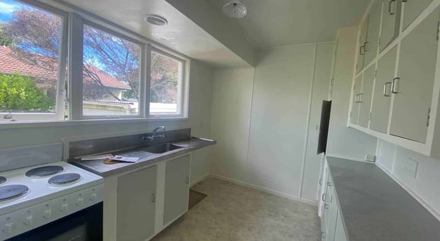 Pet Friendly, Sunny and Inviting Three Bedroom - Photo 1