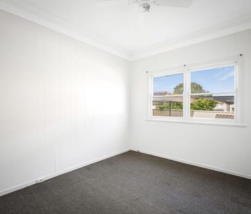 Well-Presented 3-Bedroom Home with Large Backyard - Pet Friendly - Photo 1