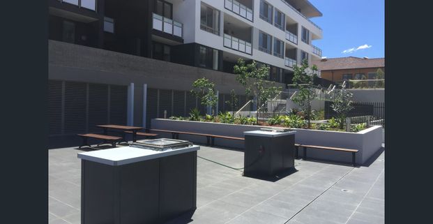 Two Bedroom Apartment With Courtyard and Private Access - Photo 1