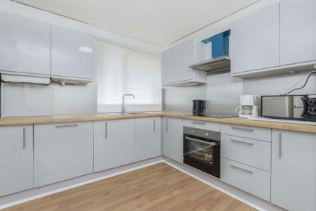 3 bedroom flat to rent - Photo 5