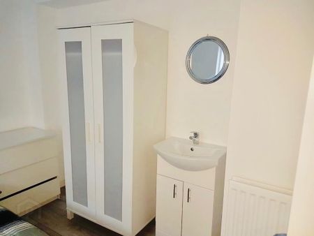 Room 1, 37 Magdela Street, Botanic, Belfast, BT7 1PV - Photo 2