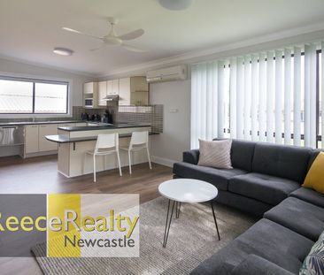 Room Available in a Modern House For Young Professionals - Photo 3