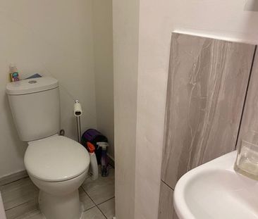 Room in a Shared House, Arngask Road, SE6 - Photo 5