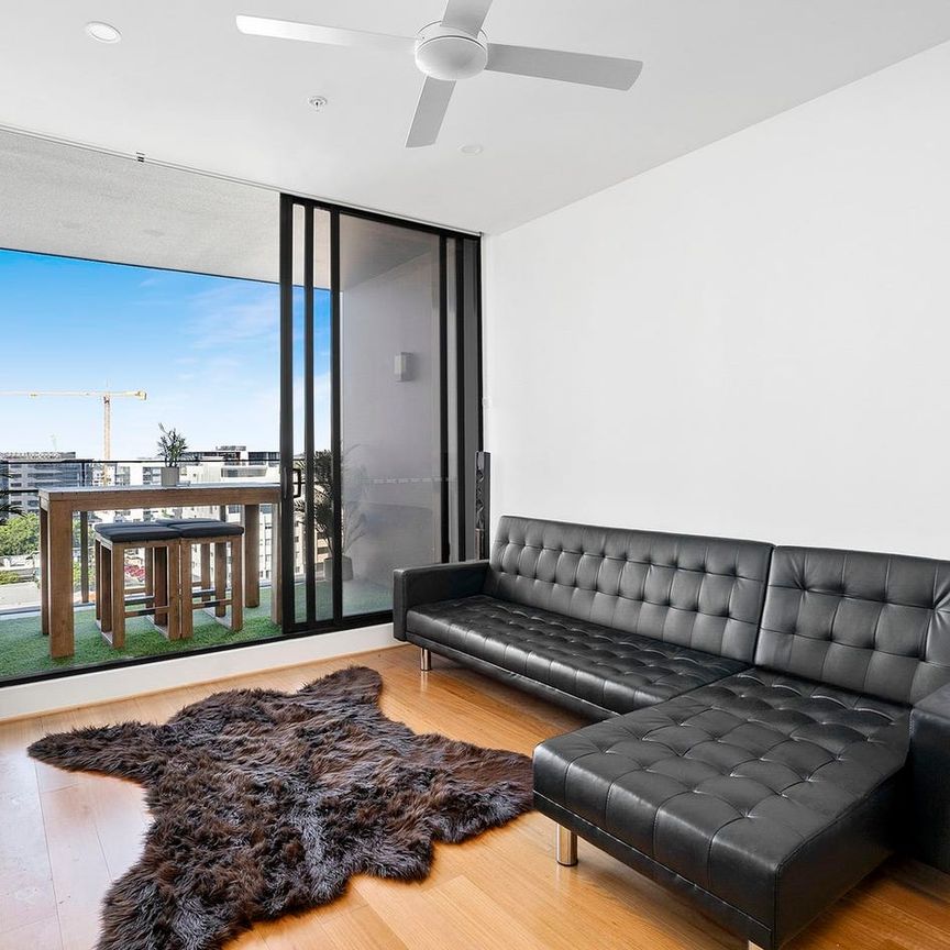 SPACIOUS ONE BEDROOM APARTMENT WITH STUDY IN NEWSTEAD! - Photo 1