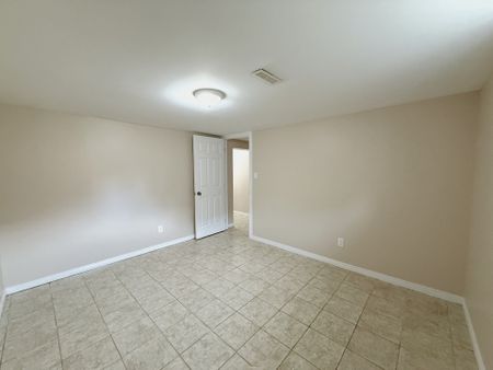 For Lease - 220 Ellington Drive Unit# Bsmt, Toronto, Ontario - Photo 2
