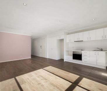 Sunny 1 Bedroom Townhouse with Courtyard - Photo 1