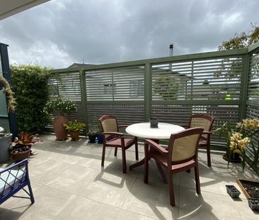 Fully furnished and low maintenance - Photo 3
