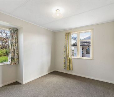 Charming 4BR Home in Mt. Roskill - Photo 6