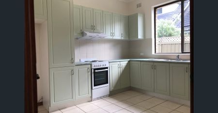 Spacious Two-Bedroom Villa with Lock-Up Garage - Photo 3