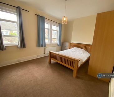 1 bedroom in a house share to rent - Photo 2