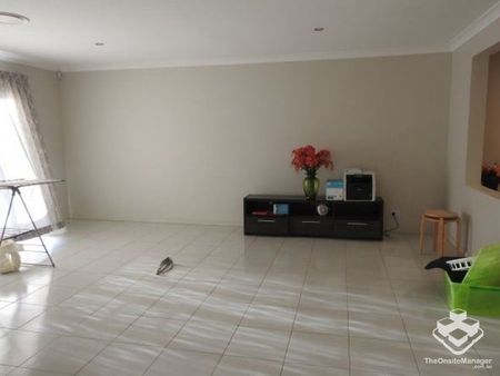 Spacious 4-Bed, 4-Bath Furnished Home in Sunnybank Hills - Photo 2