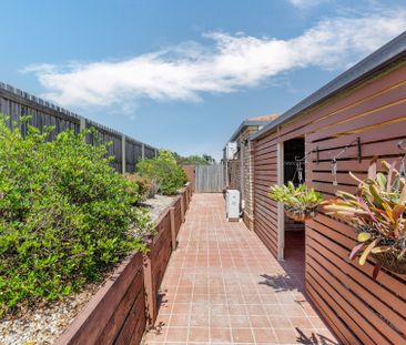 Lovely 4 Bedroom home with Side Access - Photo 2