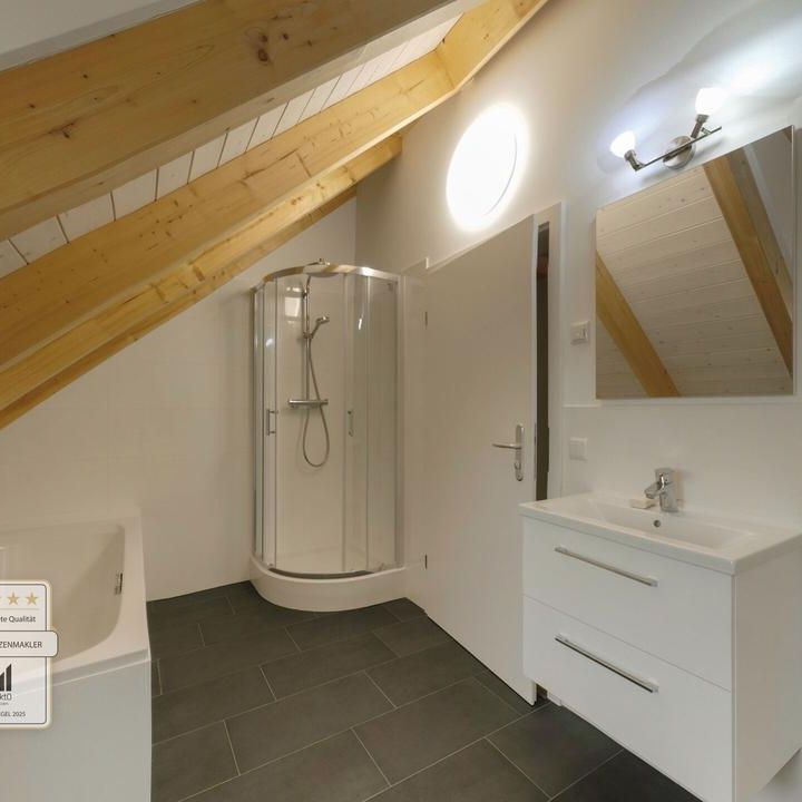 Hochwertige 2Z DG Wohnung mit Galerie, großer Balkon, Badewanne, Düsche - Foto 1