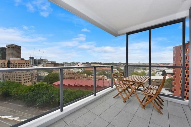 Unbeatable location from amazing fully furnished Darling Harbour apartment - Photo 1