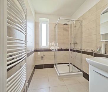 Nabízíme pronájem zánovního zděného bytu 2+kk s balkónem a garážový... - Fotografie 4