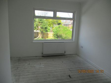 3 bedroom end of terrace house to rent - Photo 3