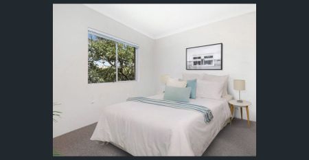 Sunny & Spacious 2 Bedroom Apartment with Parking - Photo 3