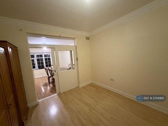 4 bedroom semi-detached house to rent - Photo 1