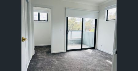 Room available in a share accomodation, a newly built townhouse opposite the station! - Photo 4