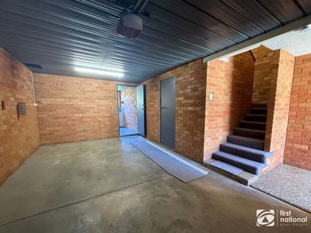 Renovated townhouse within walking distance to town - Photo 5