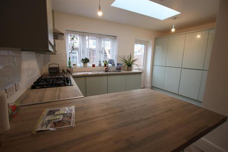 1 bedroom in a house share to rent - Photo 3