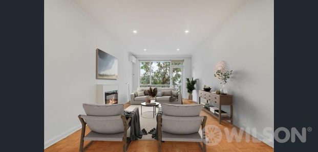 Stylish & Spacious Apartment in Prime St Kilda Location - Photo 1