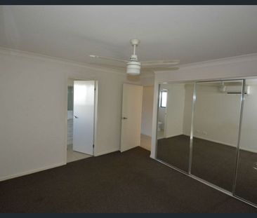 Spacious and modern family home in a convenient Gracemere location. - Photo 2