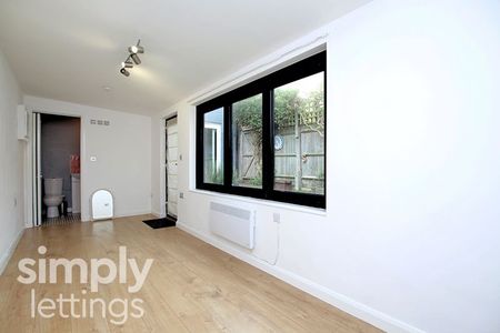 4 Bed property for rent - Photo 2