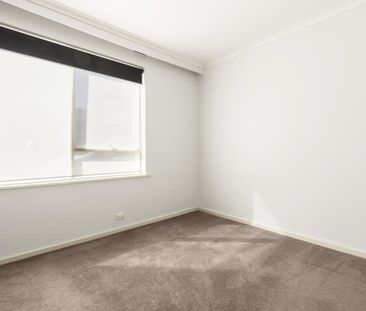 Renovated, large apartment - Photo 5