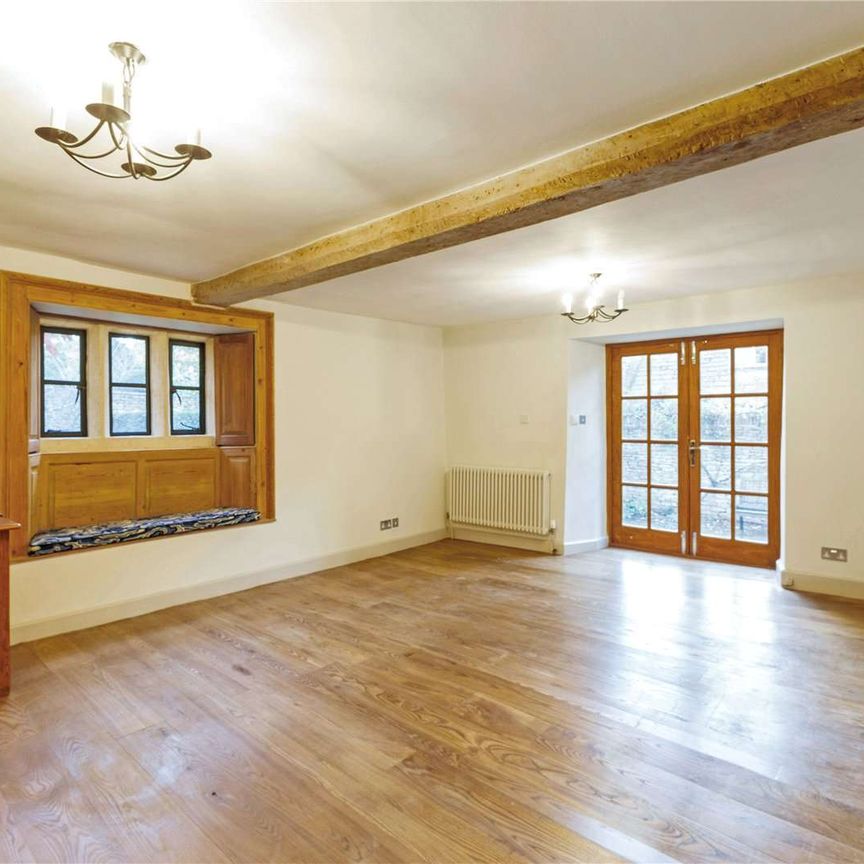 Beautiful Presented Home in the Heart of Lower Oddington. - Photo 1