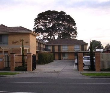 ONE BEDROOM APARTMENT IN QUIET BLOCK - Photo 2