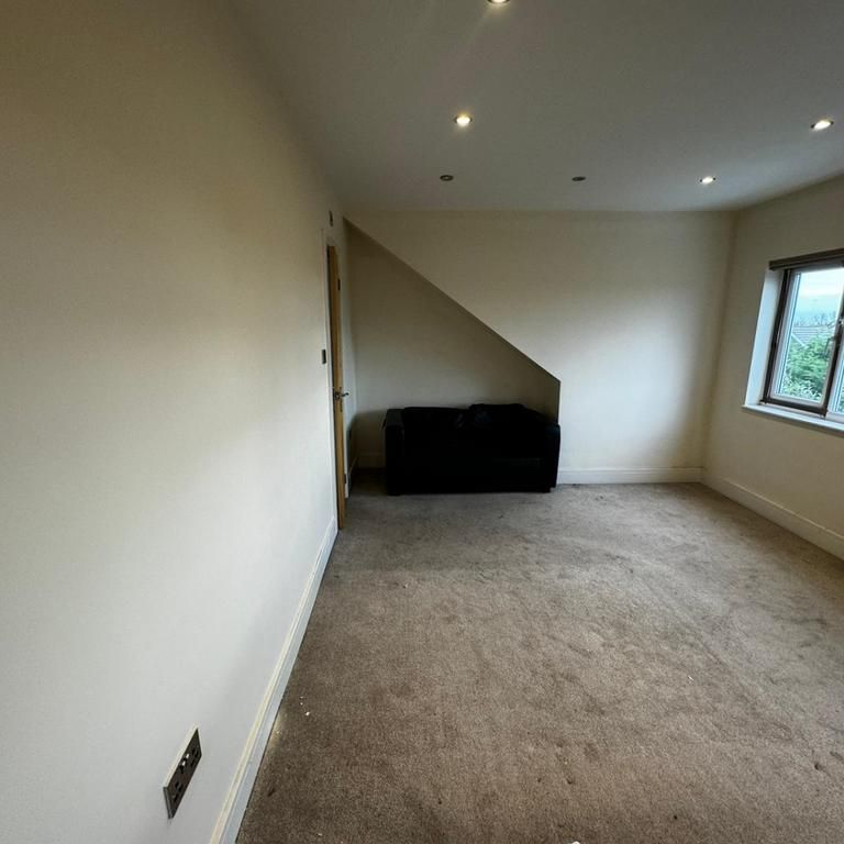 1 bedroom in a house share to rent - Photo 1