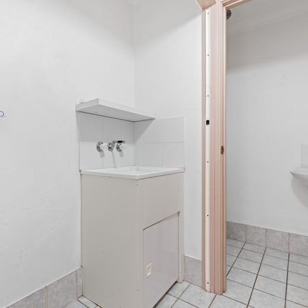 UNFURNISHED TOP FLOOR UNIT CLOSE TO THE CITY! - Photo 5