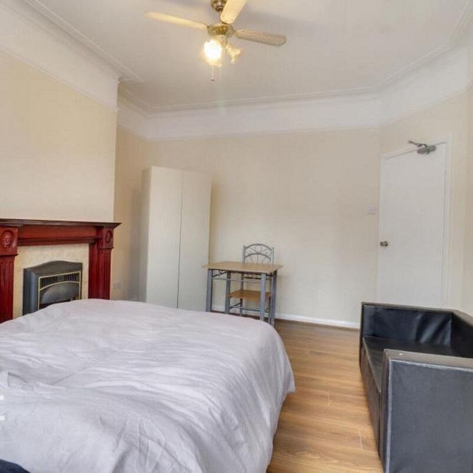 1 bedroom in a house share to rent - Photo 1