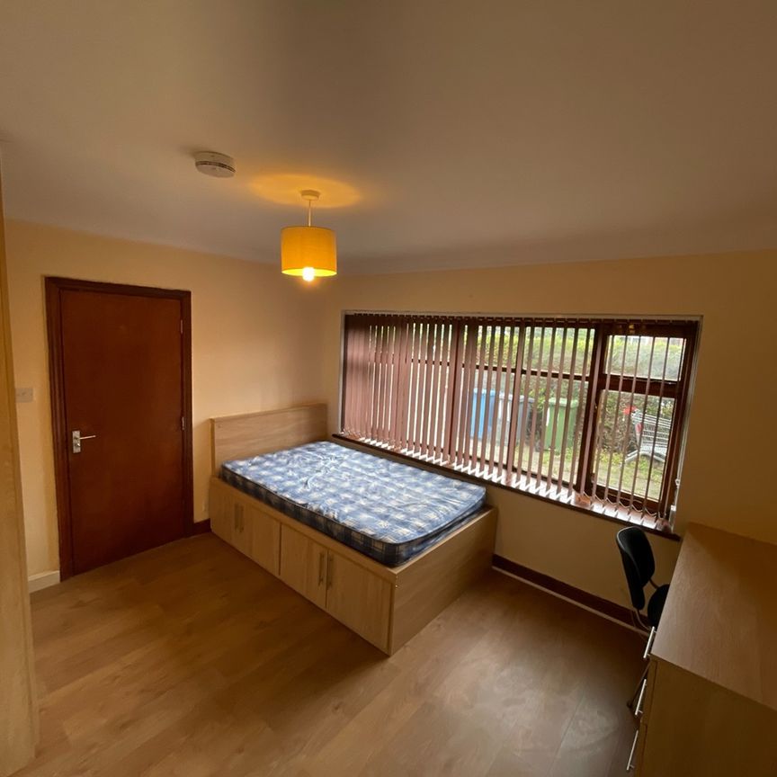 5 Bed Semi-Detached House, Clifton Avenue, M14 - Photo 1