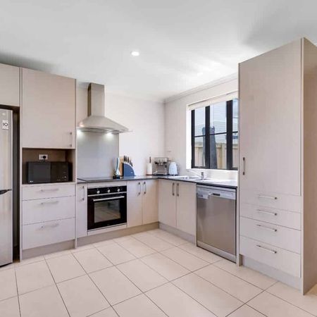 Modern Three-Bedroom Home near Awakeri Reserve - Photo 3
