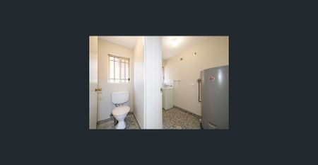 THREE BEDROOM TOWNHOUSE! - Photo 4