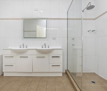 Prime Location 3-Bedroom Family Residence - Photo 2