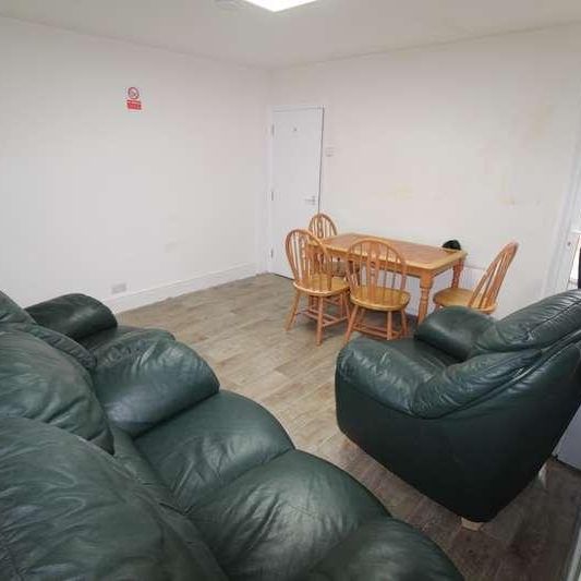 Mead Road, London, HA8 - Photo 1