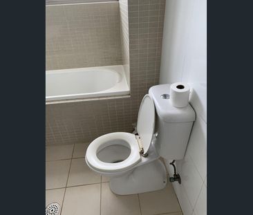 Priced for referenced tenant - Walks to railway station - Photo 5