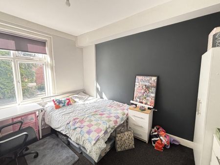 21 St Michaels Crescent, Leeds, LS6 3AL - Photo 4