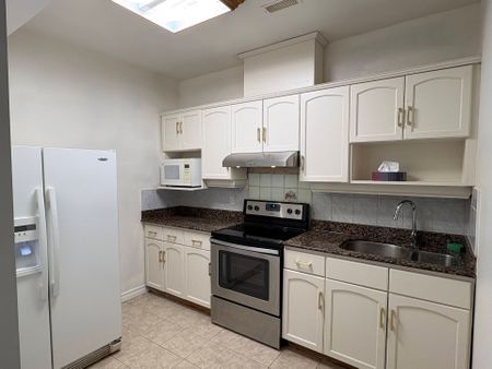 For Lease - 17 Ing Court, Aurora, Ontario - Photo 3