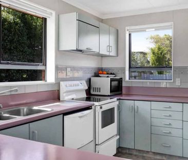 Tidy three bedroom - Photo 3