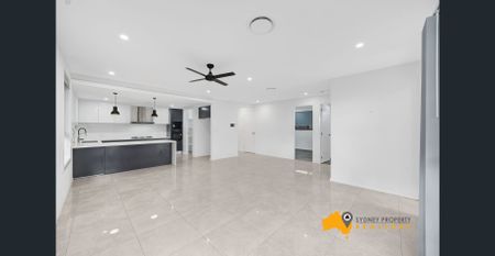 Beautiful Big House in Leppington, Opposite to the Amity College. - Photo 3