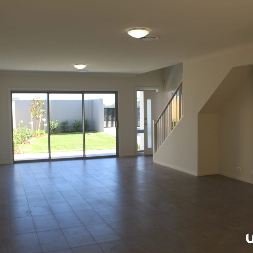 Modern living in Brighton Lakes with golf course views. - Photo 1