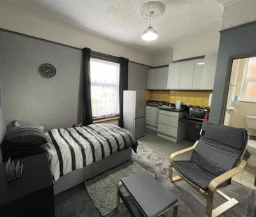 1 bedroom in a house share to rent - Photo 6