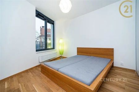 Světlý, plně zařízený byt 2+kk s lodžií, sklepem a garážovým stáním – 5 min od metra Střížkov - Photo 4